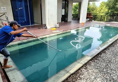 perawatan kolam renang mulai dari vakum oleh dayanapool