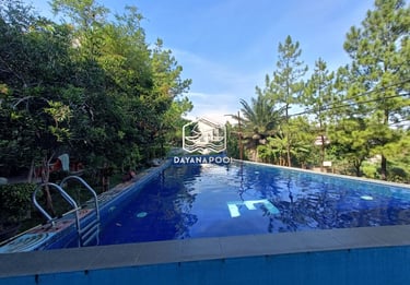 Kolam renang di villa dengan pemandangan pegunungan