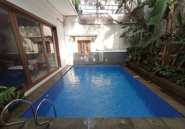 kolam renang di halaman belakang yang indah dan menyegarkan dengan keramik berwarna biru