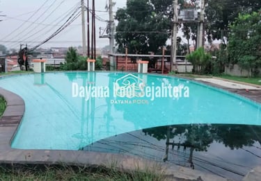 Kolam renang di villa dengan pemandangan pegunungan