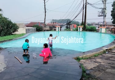 Anak-anak tertawa riang bermain di kolam renang, menggambarkan kebahagiaan keluarga.