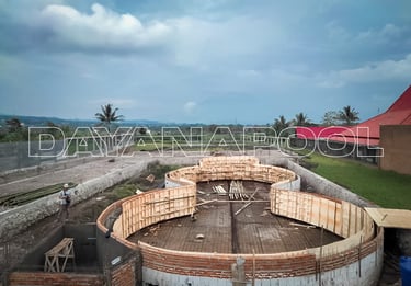 Pembuatan kolam renang di daerah Brebes oleh tim dayanapool