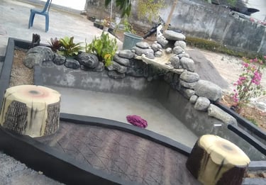 kolaml ikan lengkap dengan air mancur untuk dekorasi taman dan rumah.