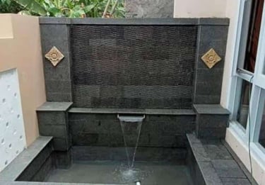 dekorasi taman dan kolam renang dengan air mancur tirai.