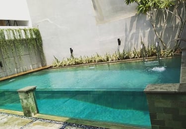 kolam renang mini malis dengan kaca temper di bagian depannya