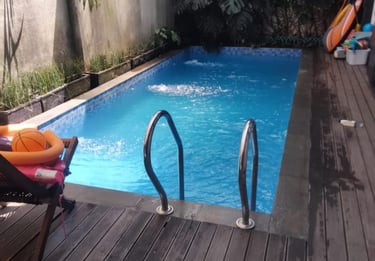Kolam renang air hangat dengan jacuzzi terintegrasi untuk relaksasi di Indramayu.