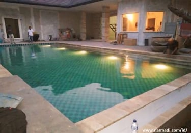 kolam renang dengan deain elegan dan mewah.