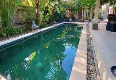 kolam renang dengan konsep bali dengan finishing batu alam