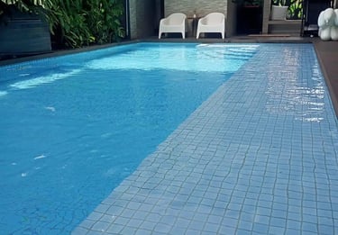 Kolam renang tepi overflow dari Dayanapool dengan desain elegan dan berkualitas