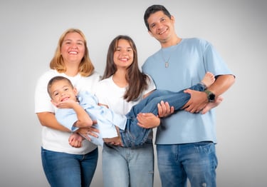 "Un retrato de familia de una pareja con su hija mayor y su niño cargado"