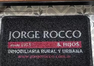 Felpudo personalizado con logo inmobiliaria rocco