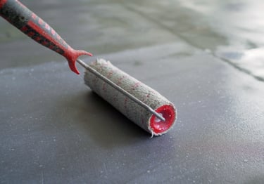 rodillo pintando el suelo.