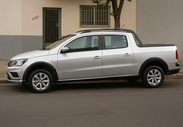 Volkswagen Saveiro cabine dupla usada prata estacionada em rua urbana, vista lateral com quatro port