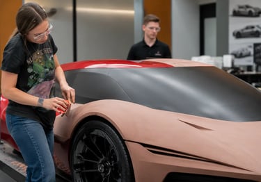 Designer da GM esculpindo modelo em argila do Corvette C9 durante fase de desenvolvimento