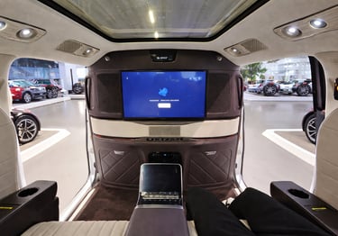 tela traseira da minivan de luxo BYD Denza D9 com sistema de entretenimento premium