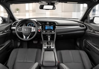 Interior do Honda Civic com painel e bancos em couro em showroom neutro e iluminação natural.