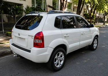Hyundai Tucson GLS 2015 branco visto pela traseira em cenário urbano sem placa traseira