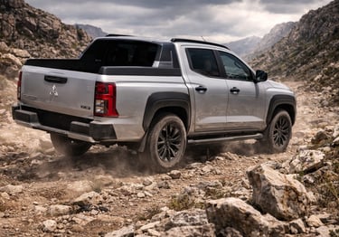 Mitsubishi Triton Raider 2026 vista traseira em trilha off-road de montanha