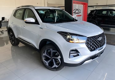 Caoa Chery Tiggo 5X PRO Max Drive 2026 híbrido branco em showroom da marca