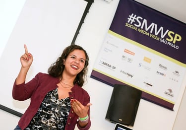 Raquel Camargo teaching social media in from a banner from Social Media week Sao paulo