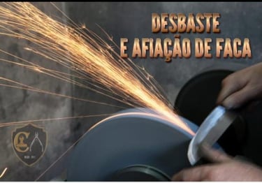 uma pessoa realizando o desbaste no cume de uma faca