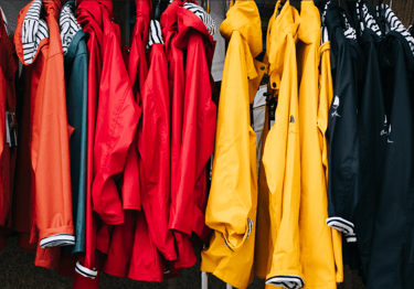 Porter son ciré jaune sous la pluie pour visiter Concarneau