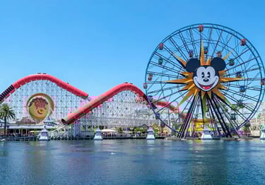 rueda de la fortuna y montaña rusa en el pixar pier de disney california adventure en disneyland
