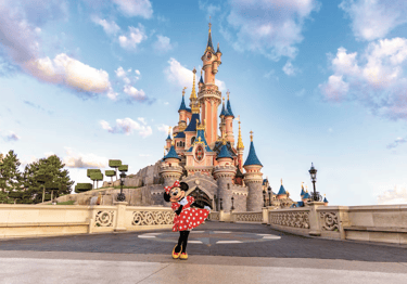 castillo disneyland paris con minnie mouse posando justo al frente