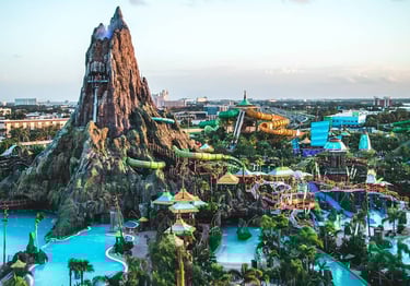 vista aerea parque volcano bay en universal orlando. Se visualizan atracciones y alberca.