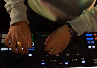 Performance DJ professionnelle de Tom Olympio : maîtrise technique aux platines pour vos événements 