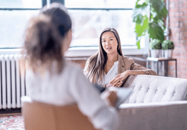 Deux femmes en séance de coaching face à face, développement personnel