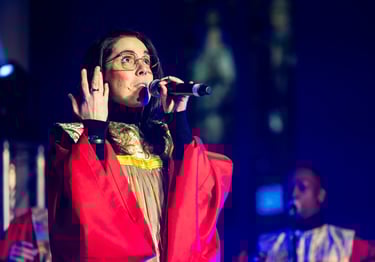 une femme en robe rouge et lunettes chantant du gospel