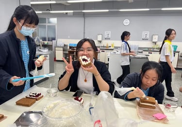 孩子雙手捧起自製甜品，象徵連結與信任，呼應 OneDo Workshop 教育信念。