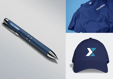 Gadget Hulemex con penna, cappellino e maglietta blu coordinati all’identità visiva.