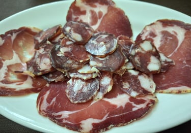 Tagliere di salumi sardi fatti in casa vicino ad Olbia