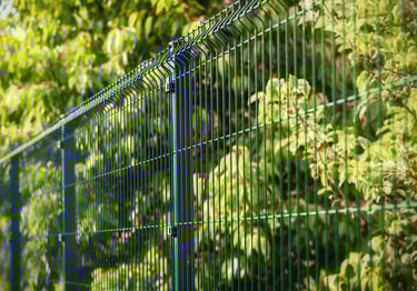 Kaynak makinesinde üretimi ve kaynağı tamamlandıktan sonra kullanılan panel çit örneği