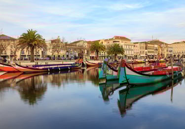 Barques traditionnelles Moliceiros dans les canaux d'Aveiro, Portugal