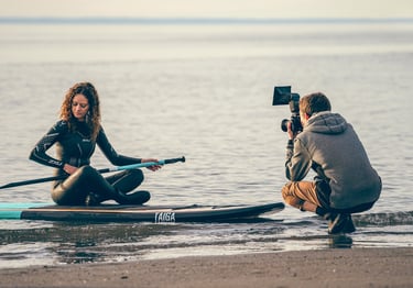 Un vidéaste réalisant une vidéo publicitaire pour une marque de wetsuit