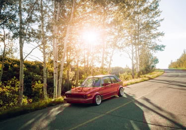 Une voiture rétro de collection photographiée pour la mise en vente sur internet 