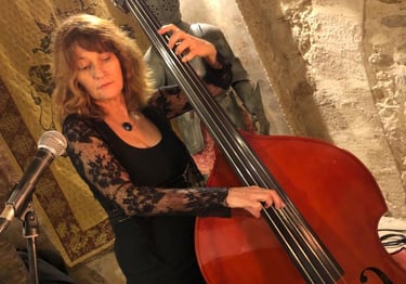 portrait d'une femme qui jiue de la contrebasse