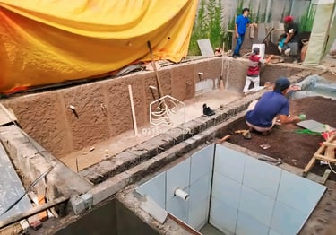 Tim profesional dari DayanaPool saat proses pembangunan kolam.