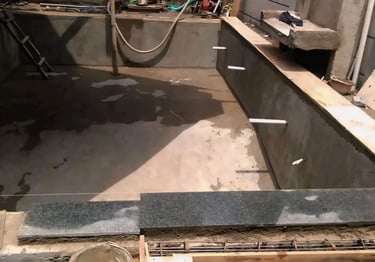 Kontraktor kolam renang profesional di Depok sedang mengerjakan pembuatan kolam renang