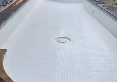 finishing dan pembersihan kolam renang dengan keramik roman berwarna putih