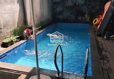 kolam rnang minimalis garapan dayanapool dengan keramik berwarna biru muda