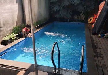Kolam renang kecil berbentuk persegi panjang dengan desain minimalis.