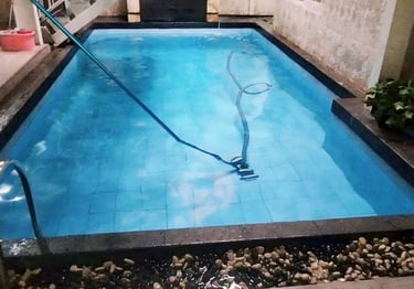 Pekerja dari dayanapool sedang merawat kolalm renang kecil
