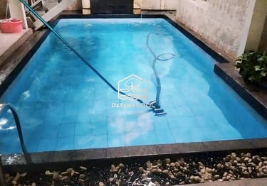 tim dayanapool sedang melakukan perawatan kolam renang