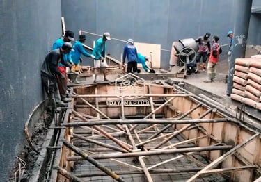 Pembuatan kolam renang oleh tim dan tenaga ahli dari dayanapool