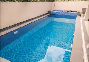 kolam renang keluarga dengan finishing keramik roman biru.
