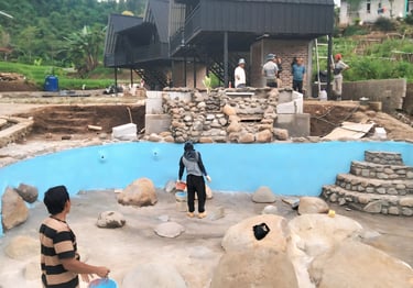 Pembuatan kolam renang oleh tim ahli dari dayanapool